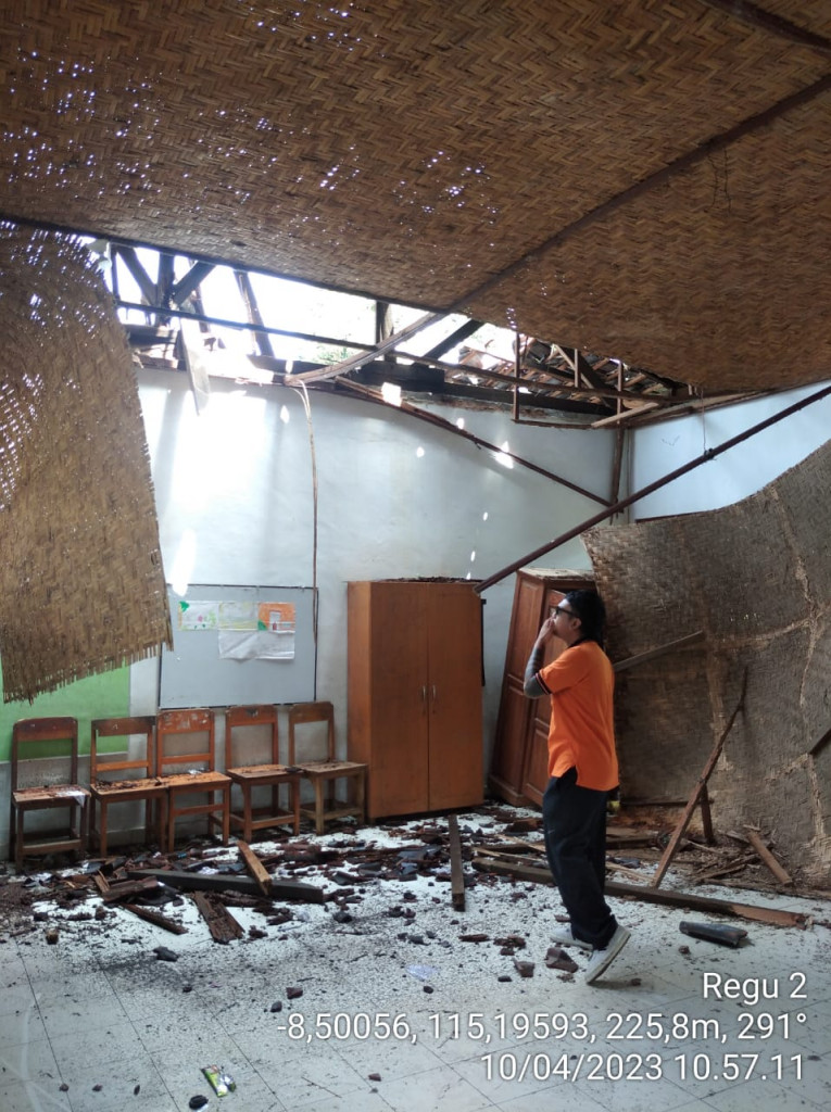 Atap Roboh di SD 3 Sobangan, Banjar Selat, Desa Sobangan, Kecamatan Mengwi Tanggal 10 April 2023